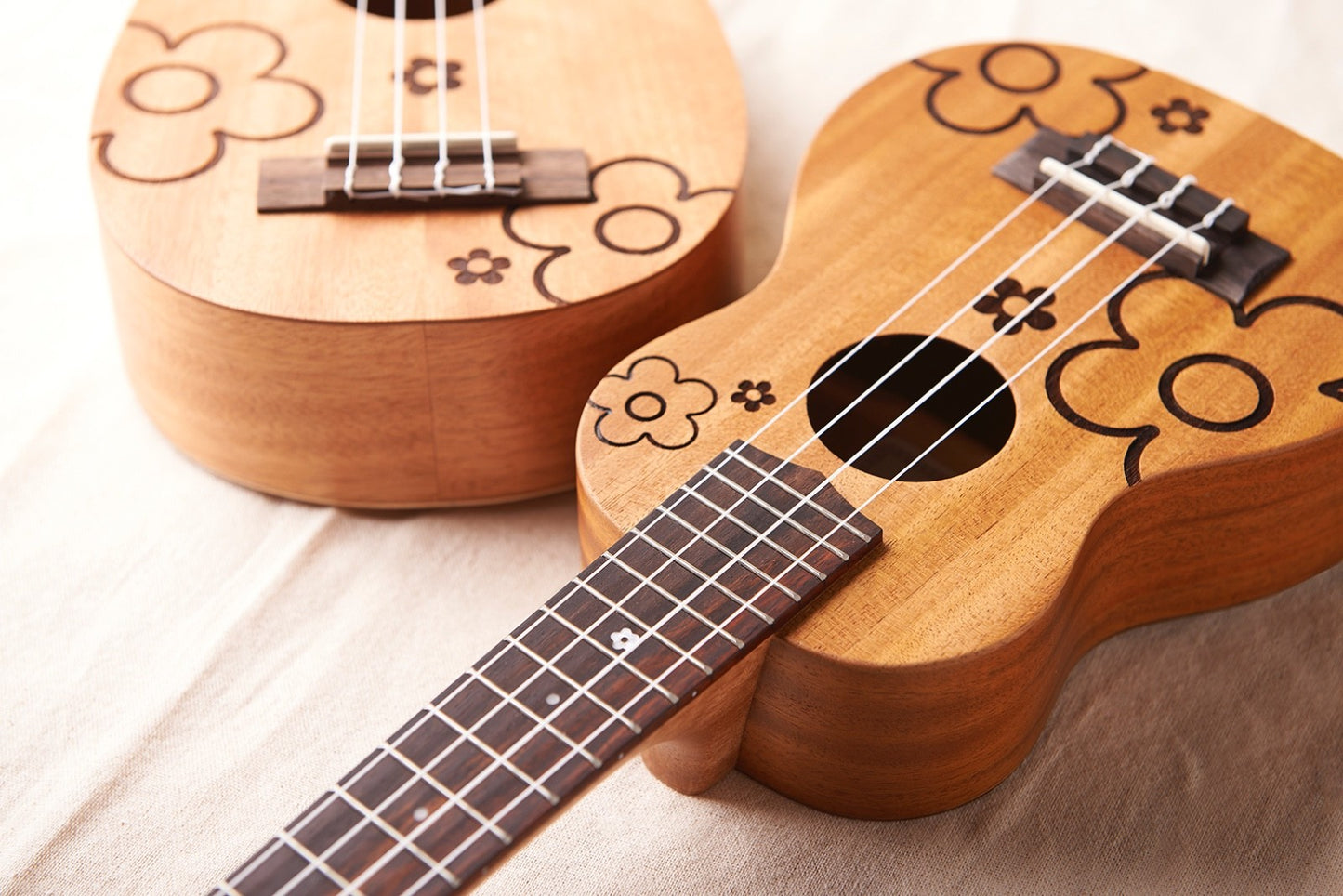 Uma Ukulele UKFL-03SSL Long Neck Soprano 21'', Tuner, Capo, Strap, Shaker, Bag